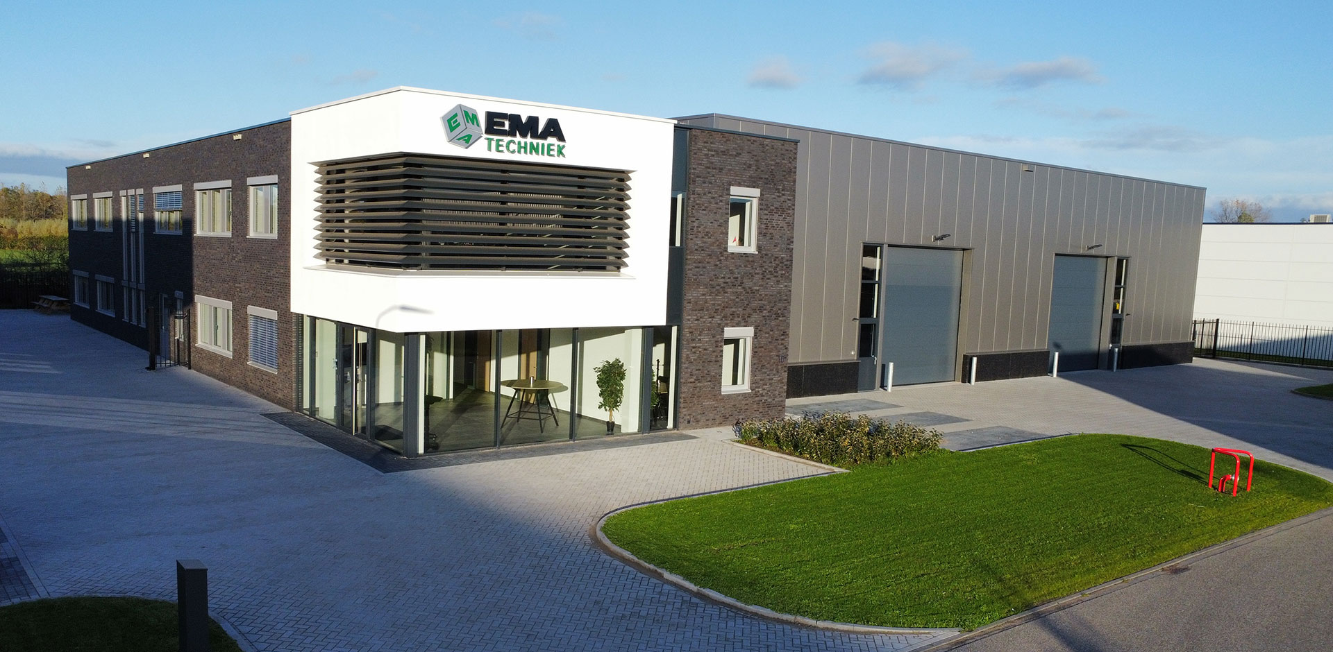 Bedrijfspand van EMA-Techniek in Varsseveld, Achterhoek, expert in engineering en speciaal machinebouw.